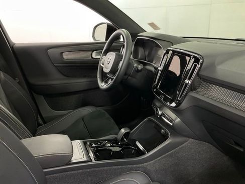 Certified 2023 Volvo XC40 B5 Ultimate w/ Protection Package Premier image 32