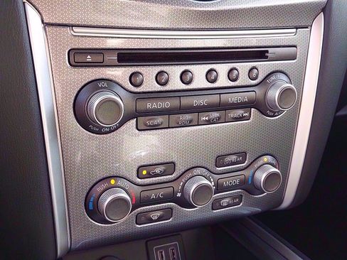 Used 2018 Nissan Pathfinder SL w/ Midnight Edition Package image 15