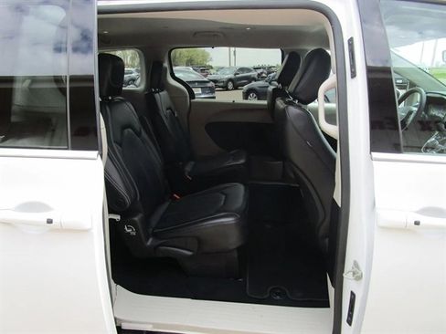 Used 2023 Chrysler Pacifica Touring-L FWD image 18