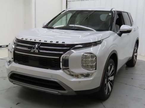 New 2025 Mitsubishi Outlander SE image 4