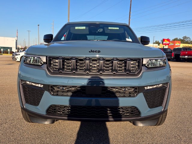 New 2027 Jeep Grand Cherokee Limited RWD image 2