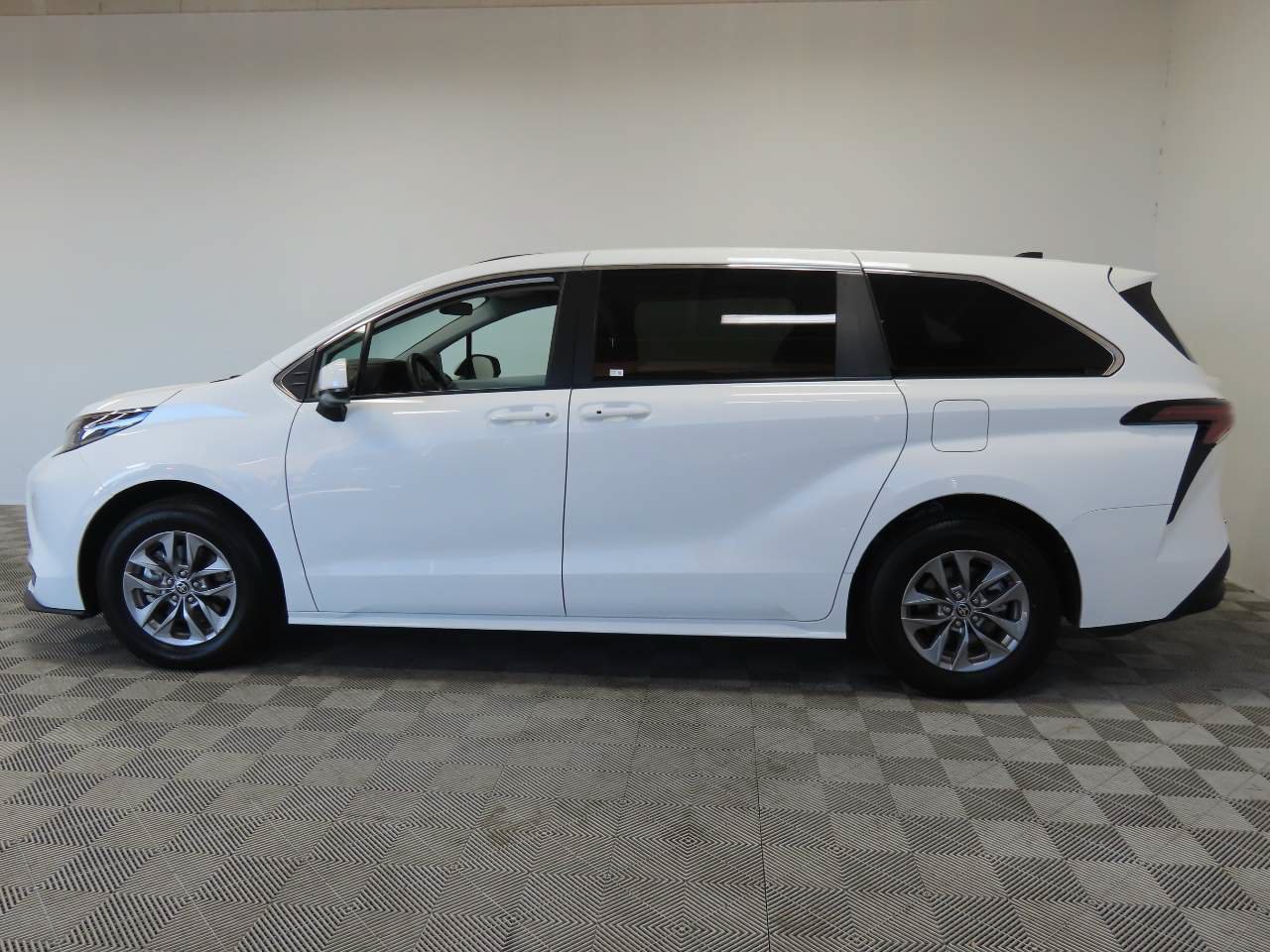 Used 2025 Toyota Sienna LE FWD image 5