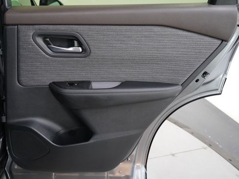 Used 2023 Nissan Rogue SV image 11