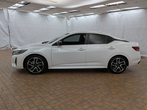 Used 2025 Nissan Sentra SR w/ SR Premium Package FWD image 4