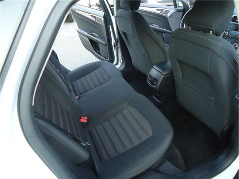 Used 2018 Ford Fusion SE FWD image 14