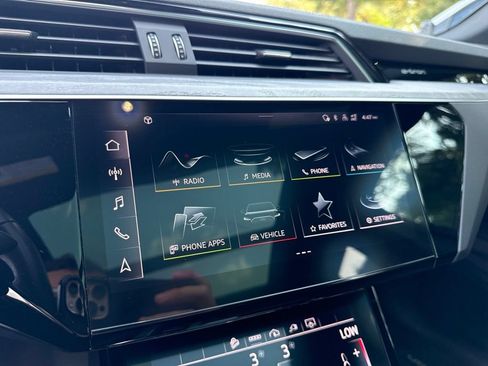 Used 2024 Audi Q8 e-tron Premium Plus w/ Premium Plus Package AWD/4WD image 31