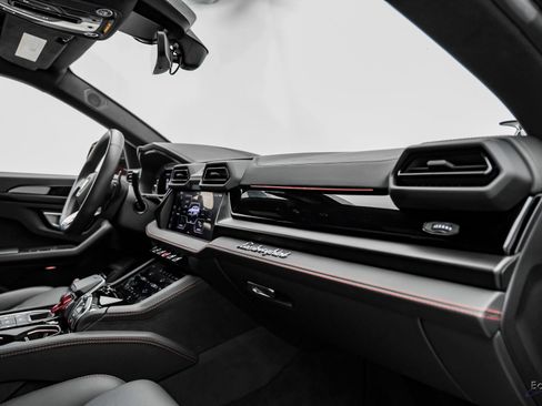 Used 2025 Lamborghini Urus SE AWD/4WD image 53
