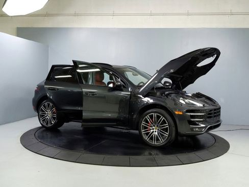 Used 2018 Porsche Macan Turbo image 9
