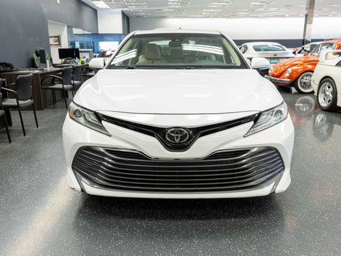 Used 2018 Toyota Camry XLE FWD image 2