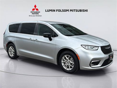 Used 2024 Chrysler Pacifica Touring-L FWD image 7