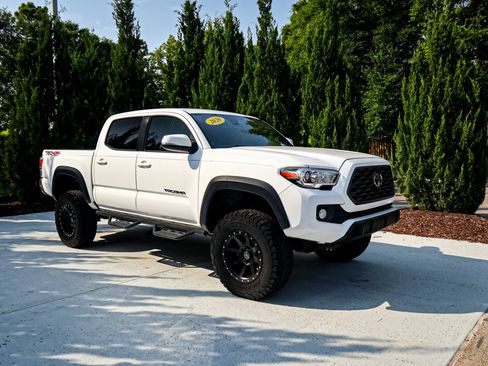 Used 2020 Toyota Tacoma TRD Off-Road AWD/4WD image 11