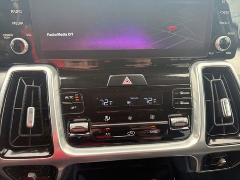 Certified 2022 Kia Sorento SX image 22