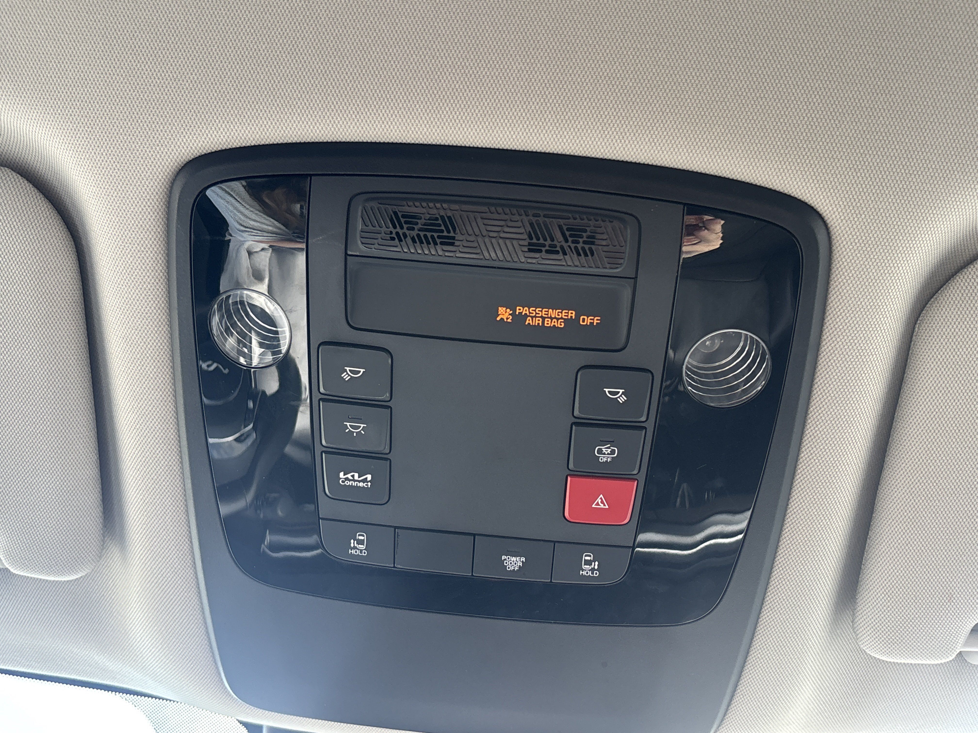 Used 2025 Kia Carnival FWD image 35