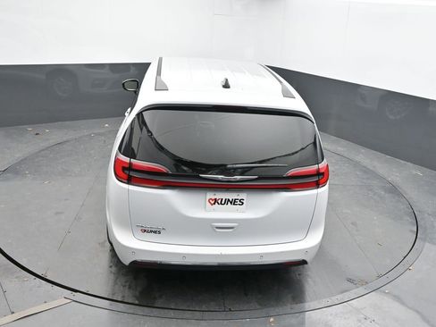 Used 2024 Chrysler Pacifica Touring-L image 50