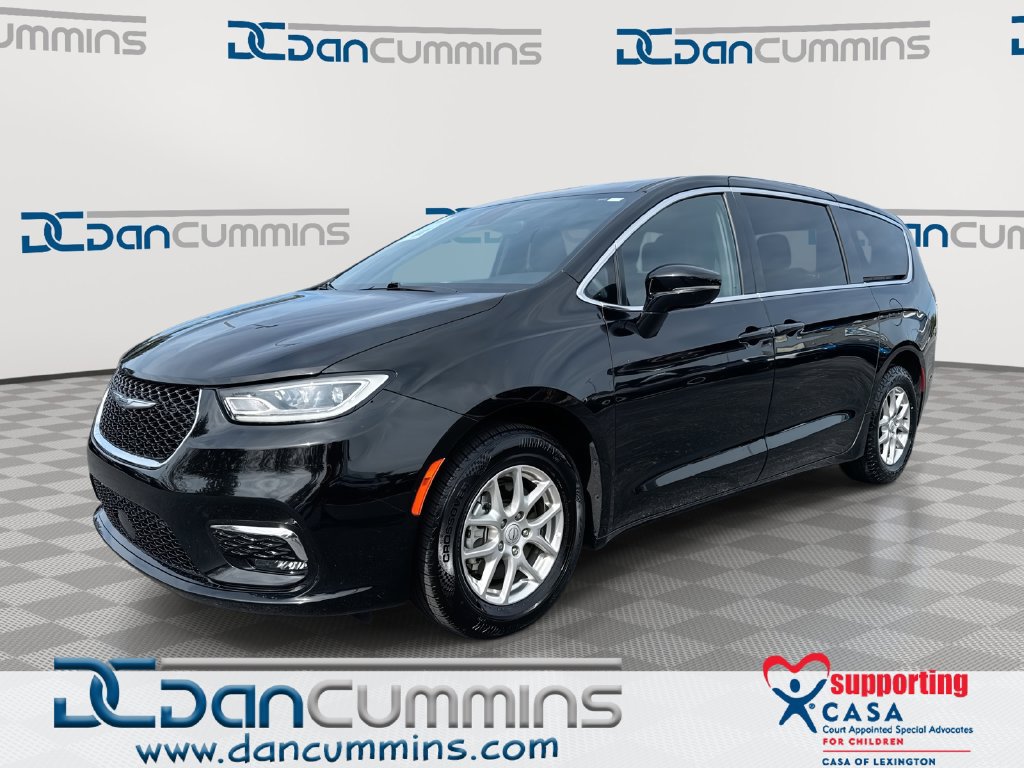 Used 2025 Chrysler Pacifica Select FWD image 1