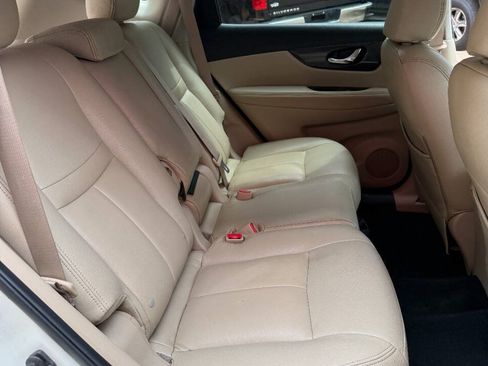 Used 2018 Nissan Rogue SV w/ Premium Package FWD image 15