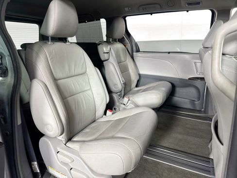 Used 2018 Toyota Sienna XLE image 32