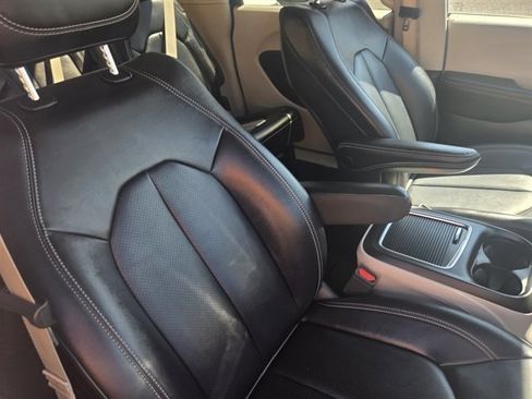 Used 2024 Chrysler Pacifica Touring-L FWD image 7