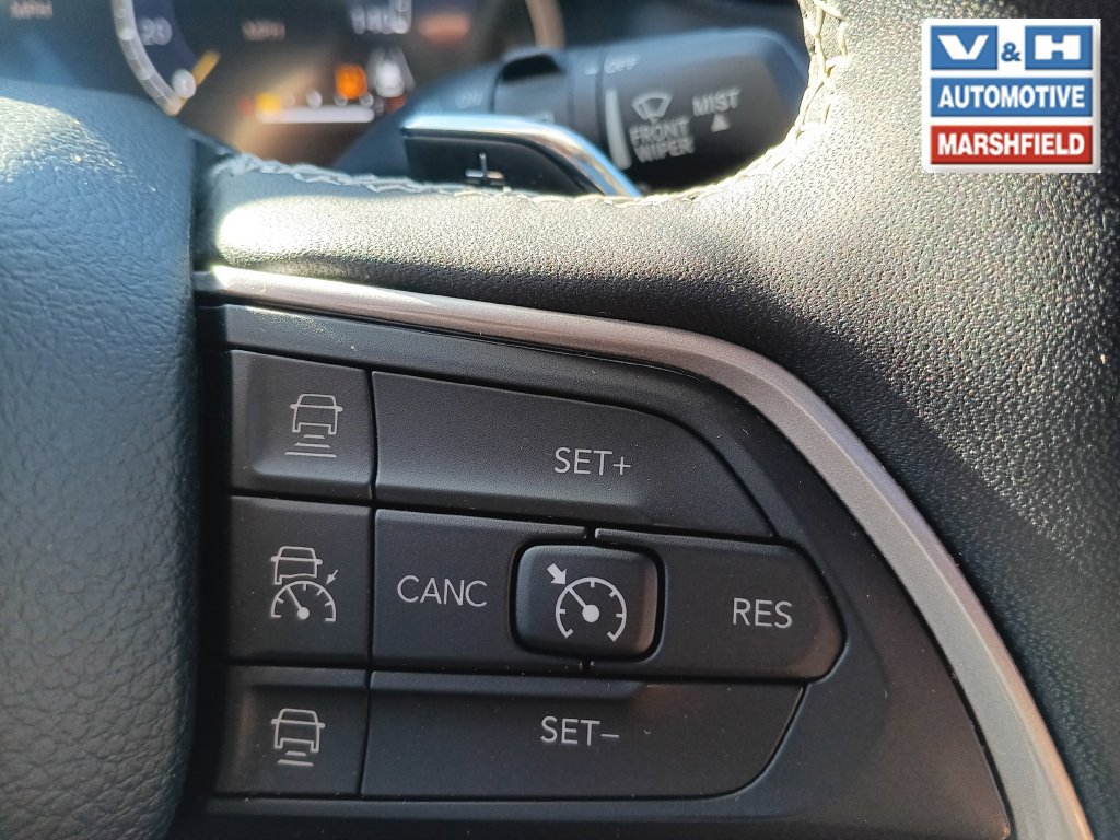 Used 2023 Jeep Grand Cherokee Altitude AWD/4WD image 11
