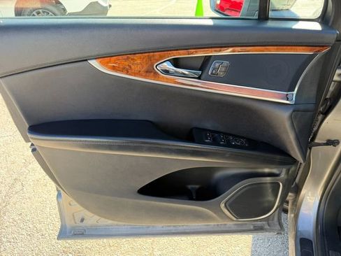 Used 2016 Lincoln MKX Select image 16