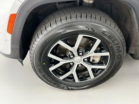 Used 2024 Jeep Grand Cherokee L Limited w/ Luxury Tech Group II image 11