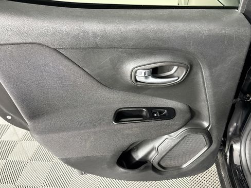 Used 2020 Jeep Renegade Latitude w/ Cold Weather Group image 25