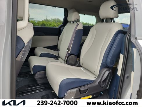 New 2026 Kia Carnival EX FWD image 12