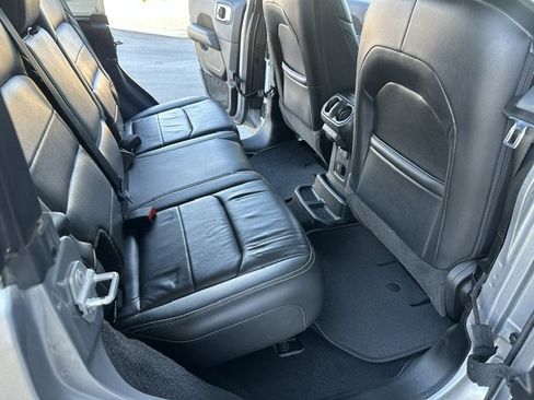 Used 2018 Jeep Wrangler Unlimited Sahara AWD/4WD image 27
