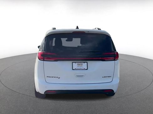Used 2025 Chrysler Pacifica Limited image 12
