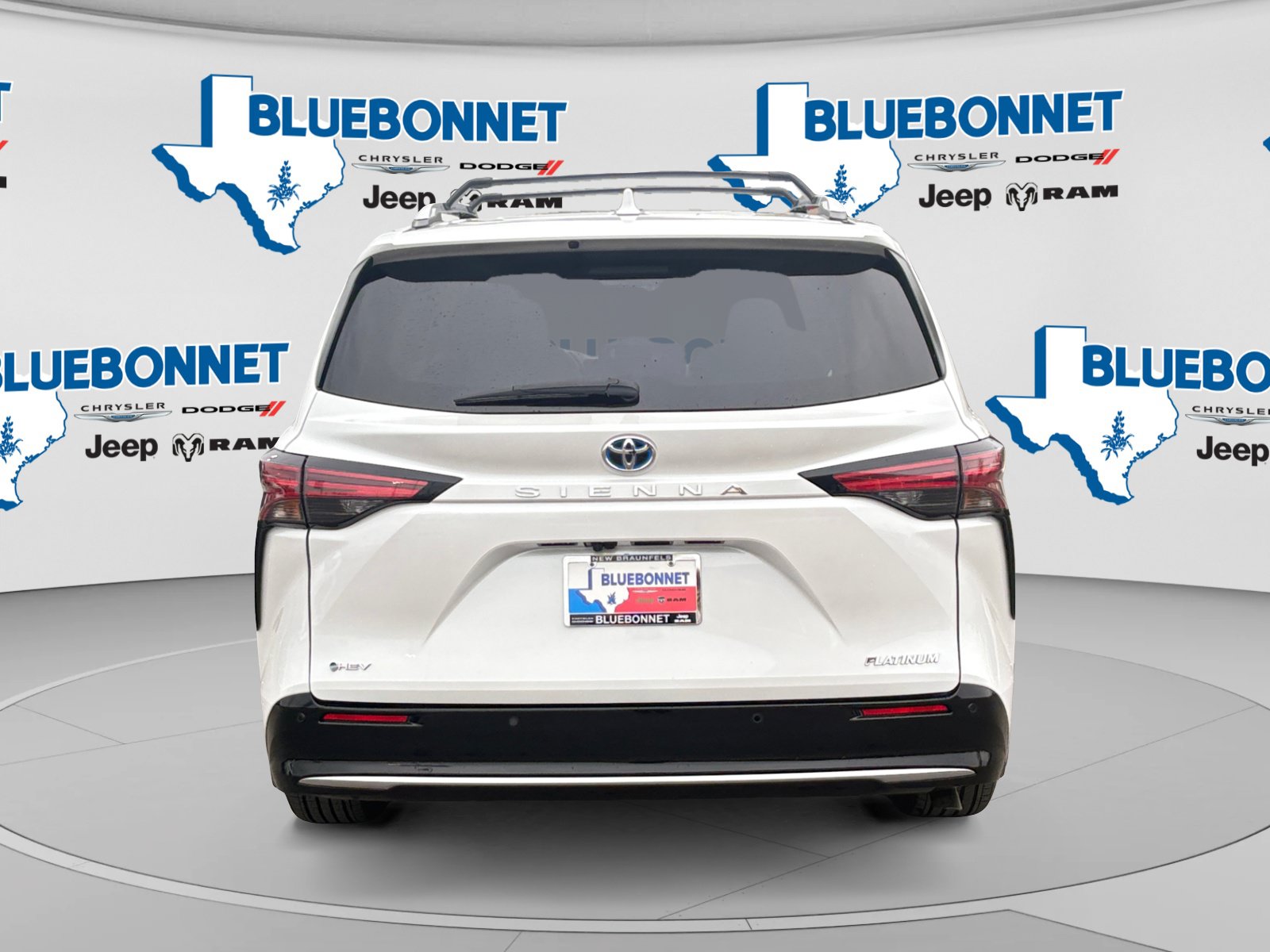 Used 2025 Toyota Sienna Platinum FWD image 6