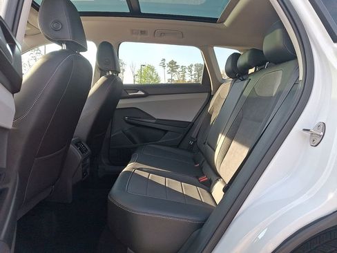 Used 2023 Volkswagen Taos SE w/ Panoramic Sunroof Package image 10