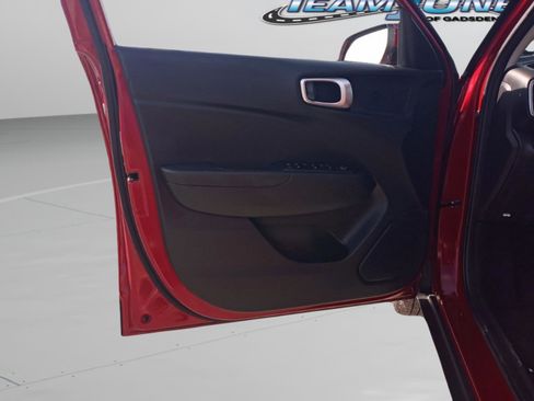 Certified 2024 Hyundai Venue SEL image 29