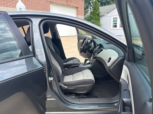 Used 2013 Chevrolet Cruze LS FWD image 11