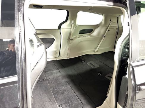 Used 2023 Chrysler Pacifica Touring-L image 18