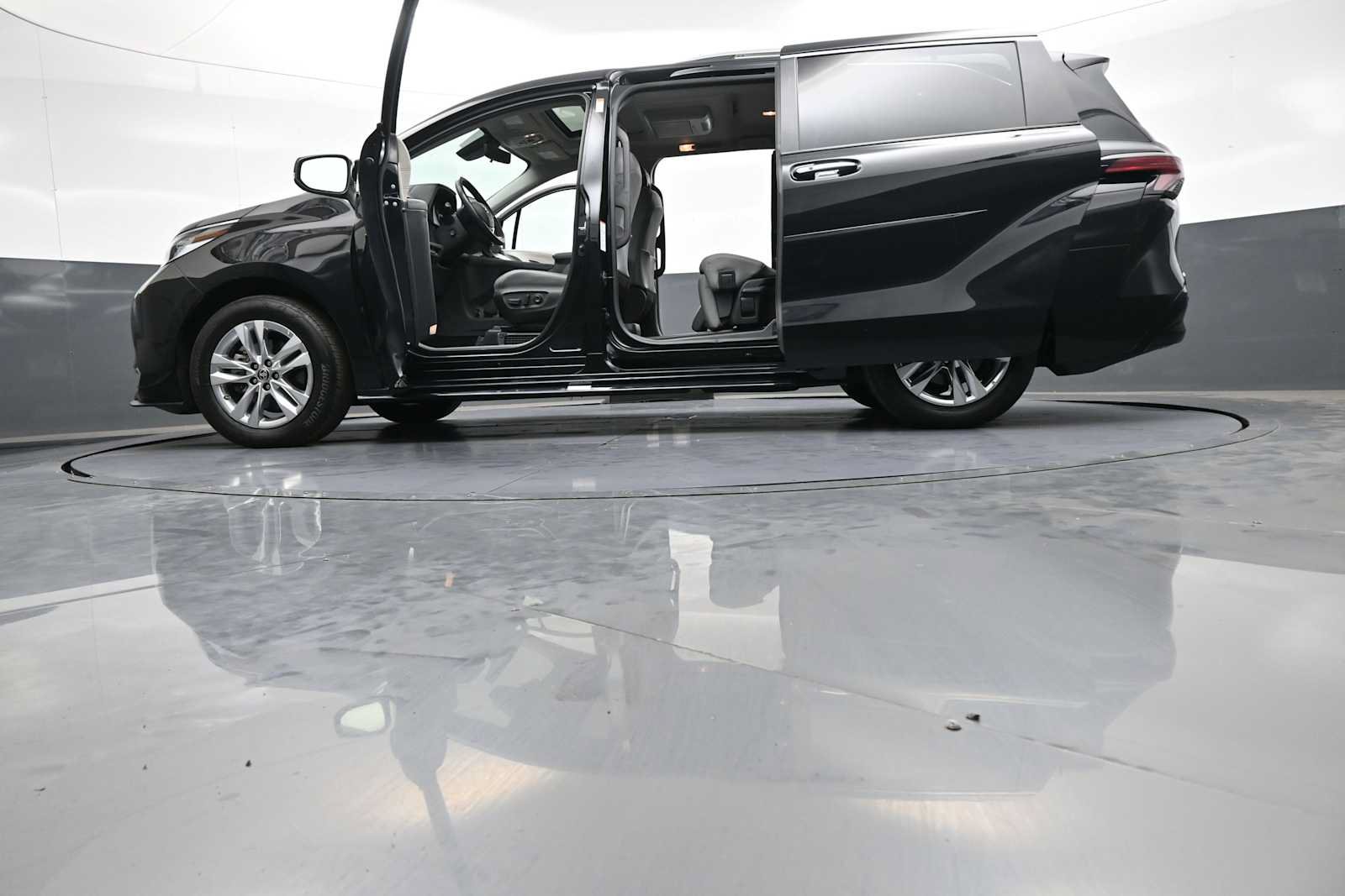 Used 2024 Toyota Sienna Limited AWD/4WD image 51