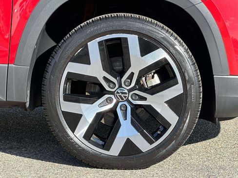 Certified 2022 Volkswagen Taos SEL image 6