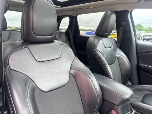 Used 2020 Jeep Cherokee Latitude Plus w/ Comfort/Convenience Group FWD image 20
