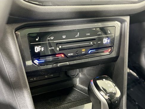 Used 2022 Volkswagen Tiguan SE image 15