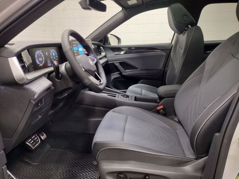 New 2025 Volkswagen Tiguan SE R-Line image 23