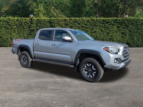 Used 2017 Toyota Tacoma TRD Sport image 2