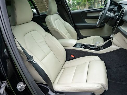 Used 2023 Volvo XC40 B5 Plus AWD/4WD image 17