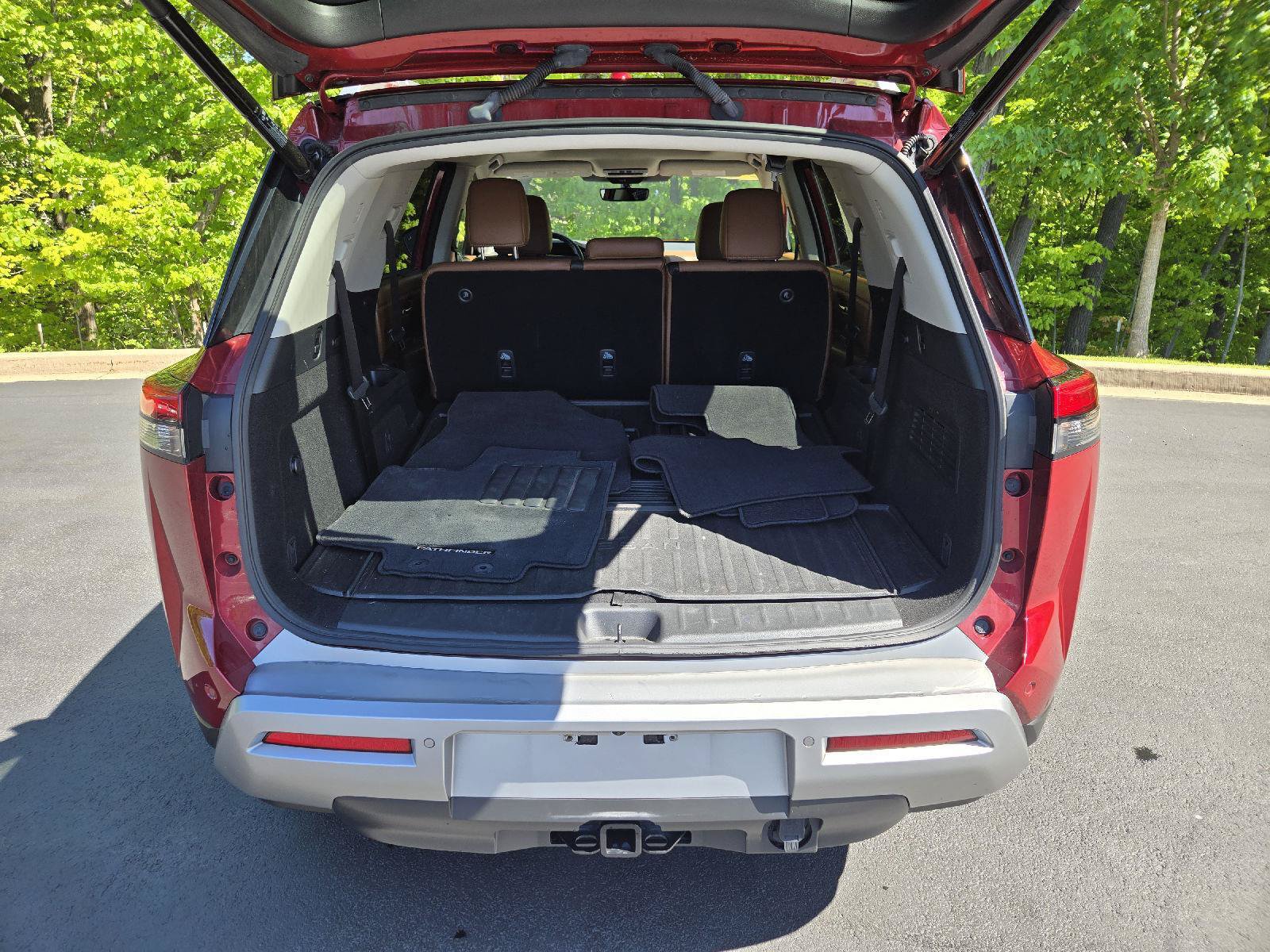 Used 2024 Nissan Pathfinder Platinum w/ Cargo Package AWD/4WD image 9
