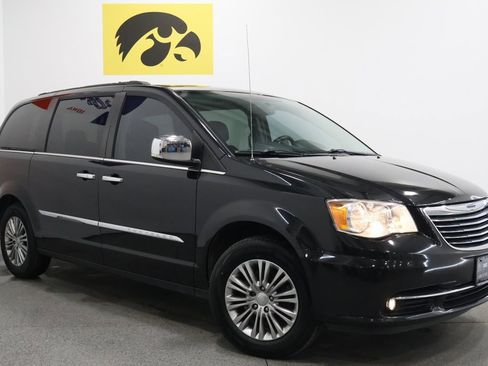 Used 2016 Chrysler Town & Country Touring-L image 2