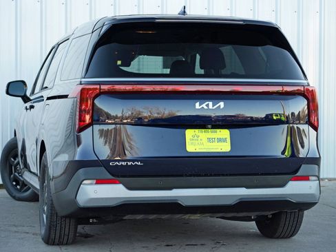 Used 2025 Kia Carnival image 6