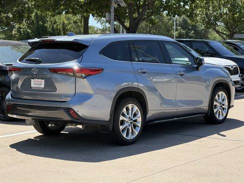 Used 2022 Toyota Highlander Limited FWD image 4