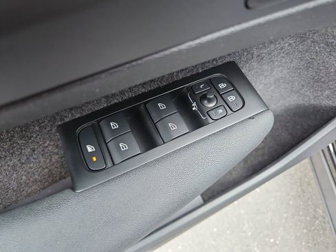 Used 2022 Volvo XC40 T5 Momentum image 26