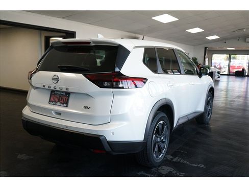Used 2024 Nissan Rogue SV FWD image 7