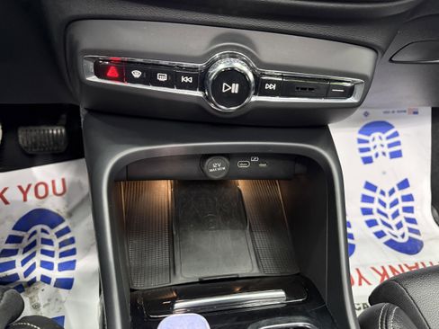 Used 2024 Volvo XC40 B5 Plus image 19