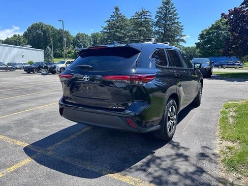 Used 2023 Toyota Highlander XLE AWD/4WD image 3