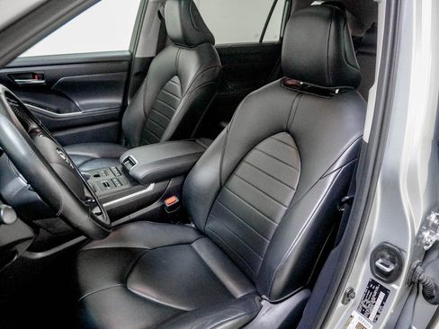 Used 2021 Toyota Highlander XLE image 19